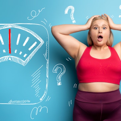 Sala y comedor con vista a un jardin con alberca