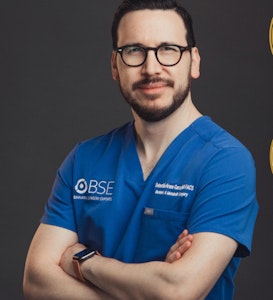 Entrada de casa con una fuente y luces ambientales