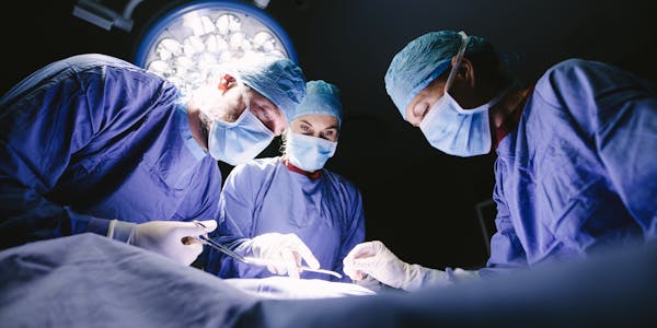 Cirujanos en quirofano realizando un bypass