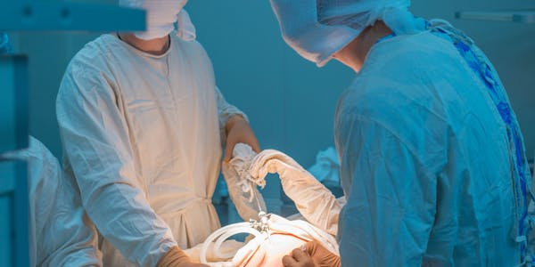 Cirujanos en quirofano realizando un bypass gástrico