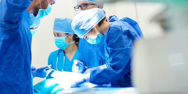 Cirujanos en quirofano realizando proceso bariatrico