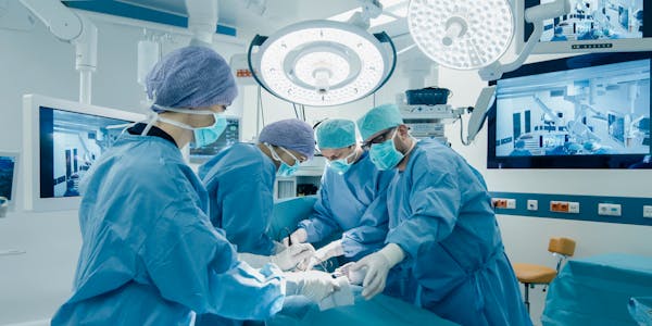 Cirujanos realizando operación bariatrica 