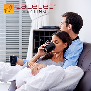 Pareja descansando en su sala con calefacción CALELEC