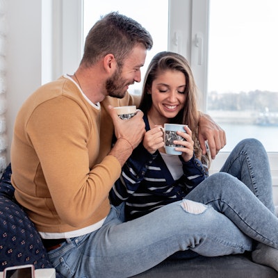 Pareja disfrutando de la calefacción y aire caliente en su recámara