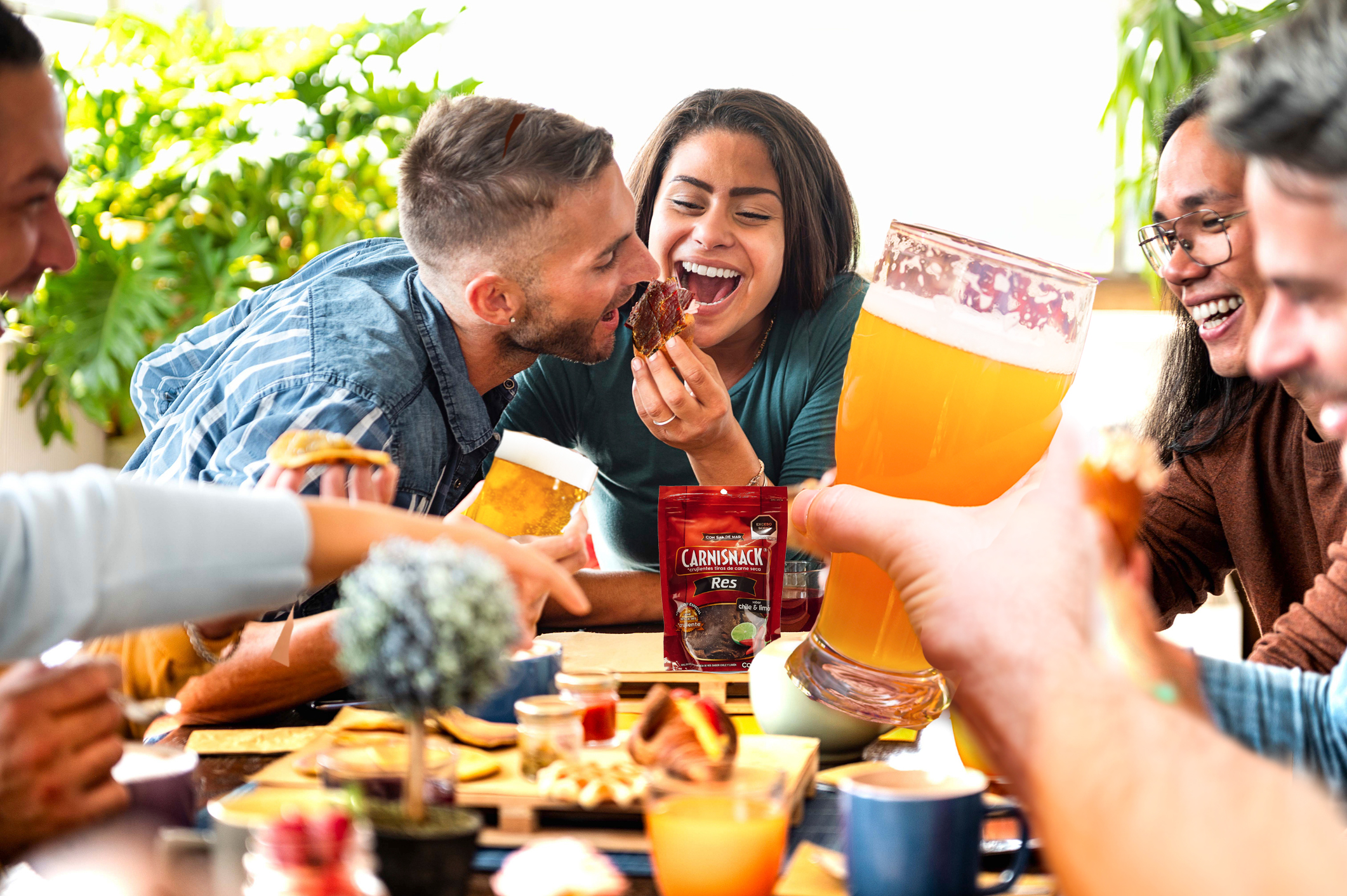 Pareja disfrutando de carniSnack de res