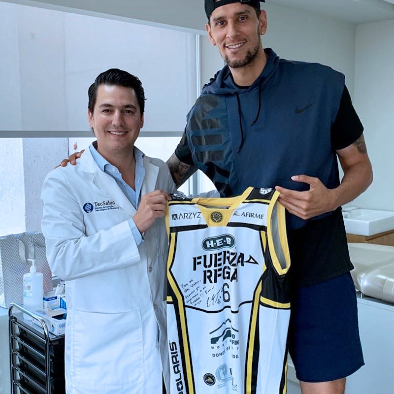 Dr Victor Lopez Valerio con jugador de futbol americano