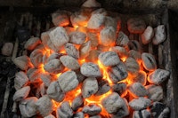 Briquetas de carbón en llamas