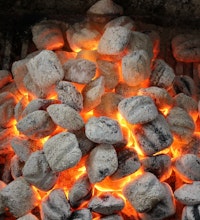 Briquetas de carbón en llamas