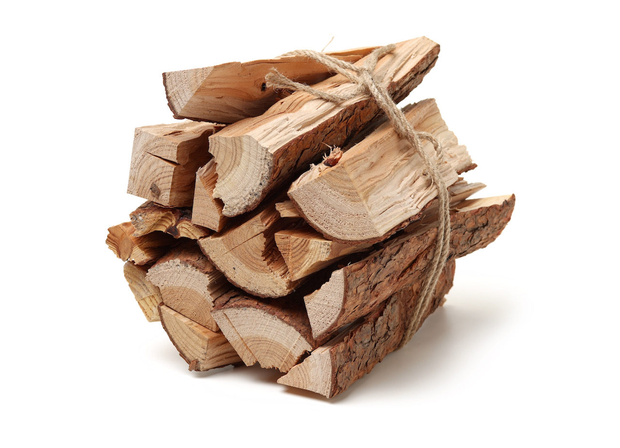 Paquete de troncos de madera para leña