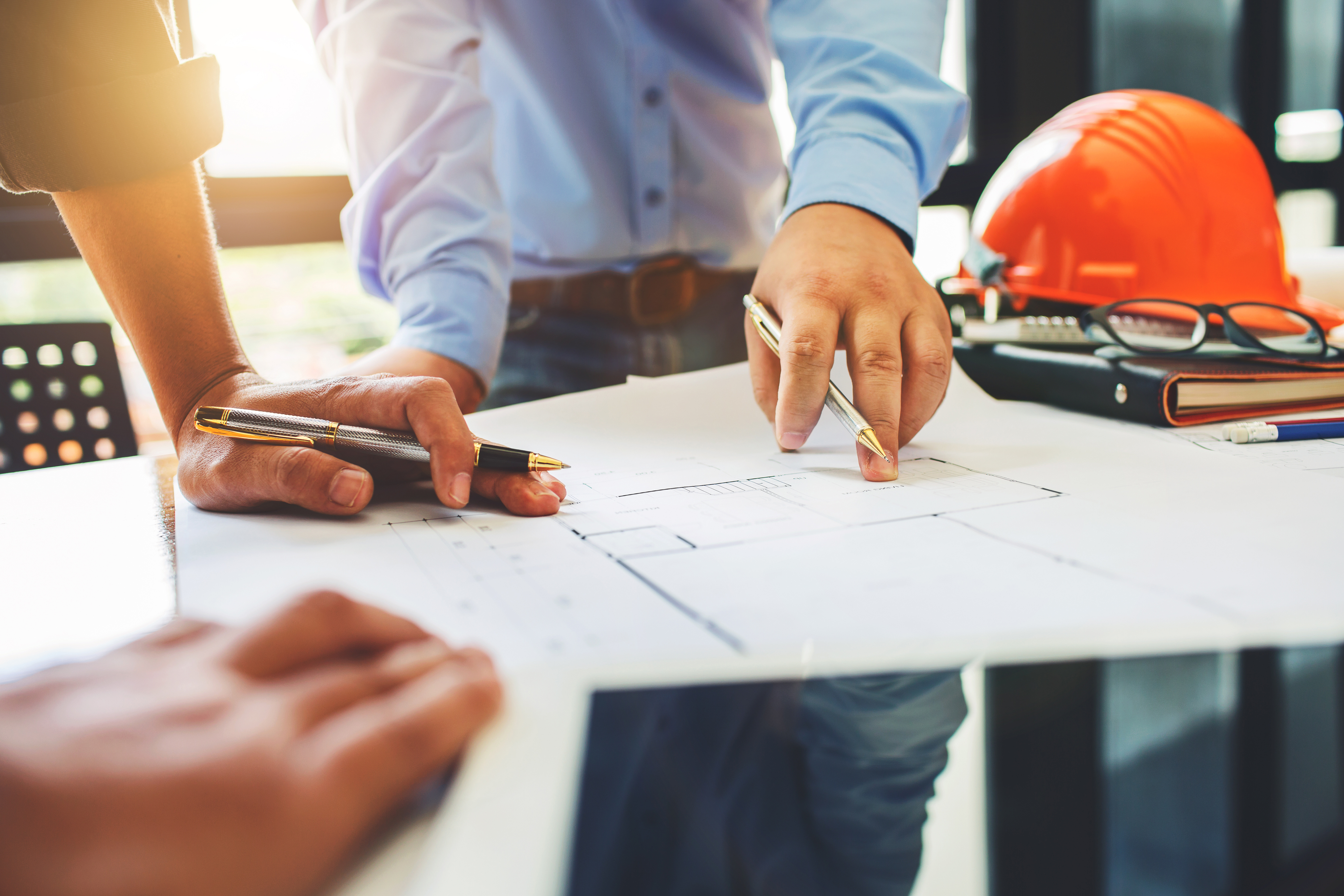Ingenieros planeando la construcción de una Estación de Regulación y Medición de Gas Natural