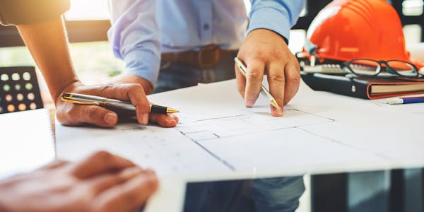 Ingenieros planeando la construcción de una Estación de Regulación y Medición de Gas Natural