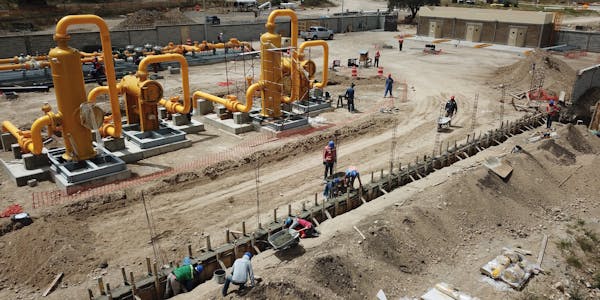 Ingenieros planeando la construcción de una Estación de Regulación y Medición de Gas Natural