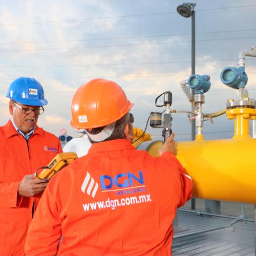 Verificando sistema de gas natural en empresa en Mexico