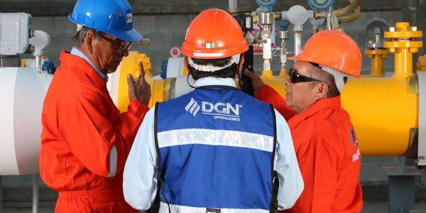 Ingenieros planeando la construcción de una Estación de Regulación y Medición de Gas Natural