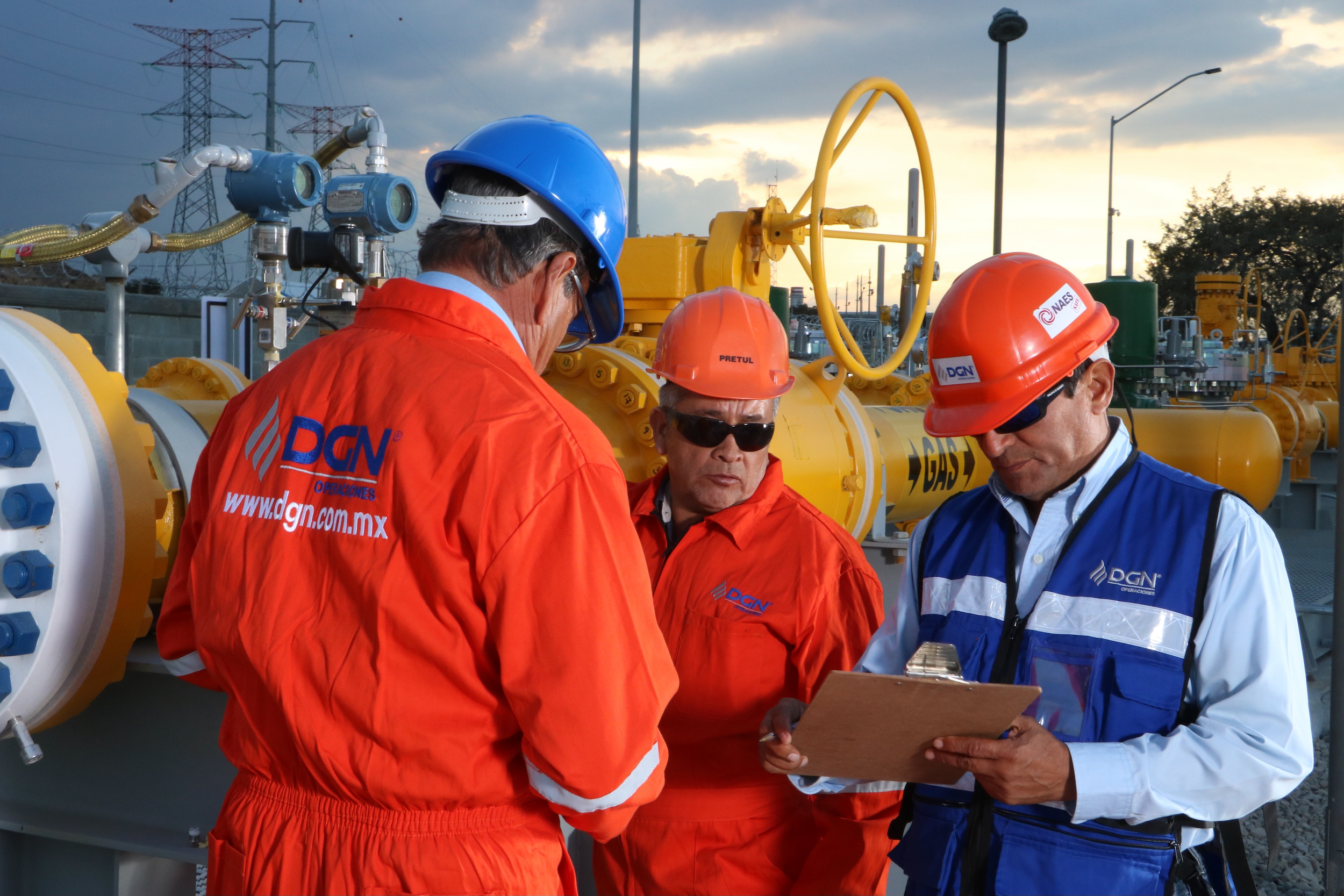 Ingenieros dgn realizando verificación de tubería de gas natural