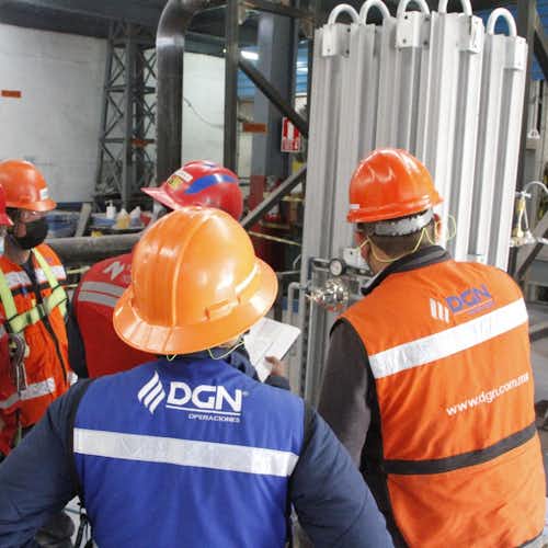 Empleados de DGN Gas Natural en un sistema de regulación y medición