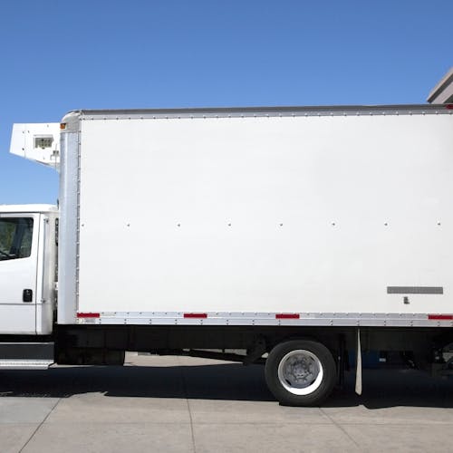 Camión con caja seca transportando productos