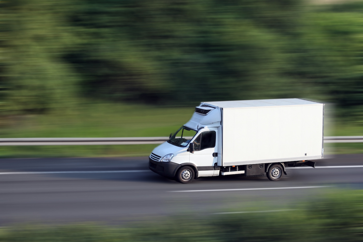 Camión con caja seca transportando productos