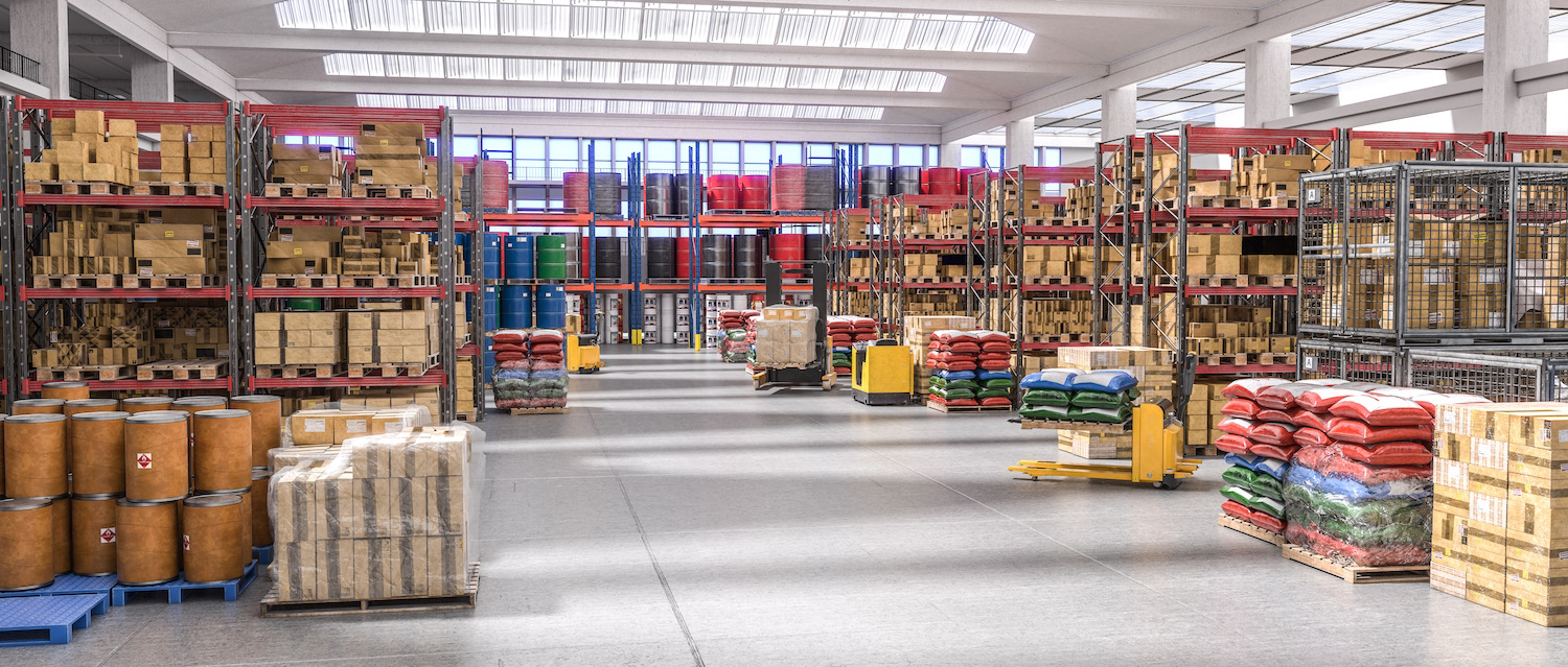 Camión con caja seca transportando productos