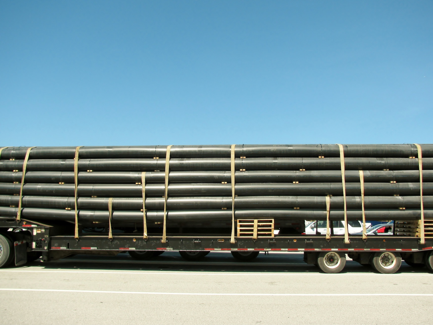Camión con caja seca transportando productos
