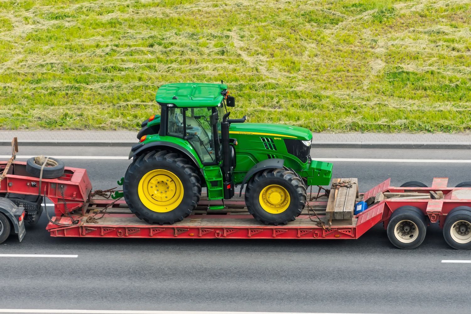 Camión con caja seca transportando productos