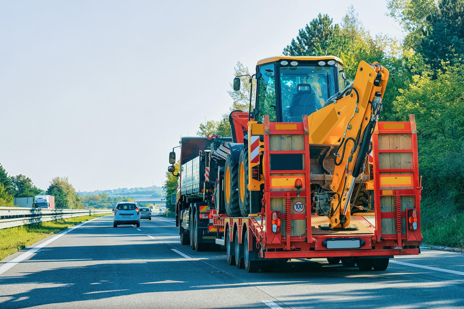Camión con caja seca transportando productos