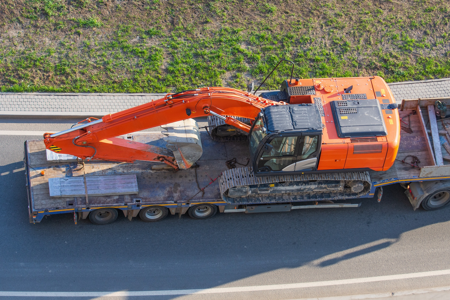 Camión con caja seca transportando productos