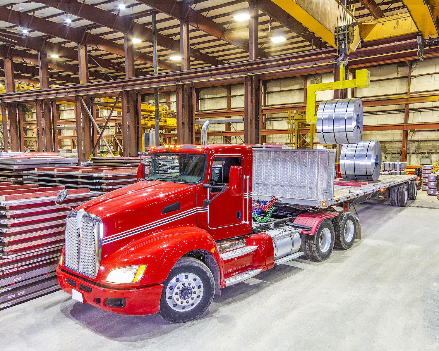 Camión con caja seca transportando productos
