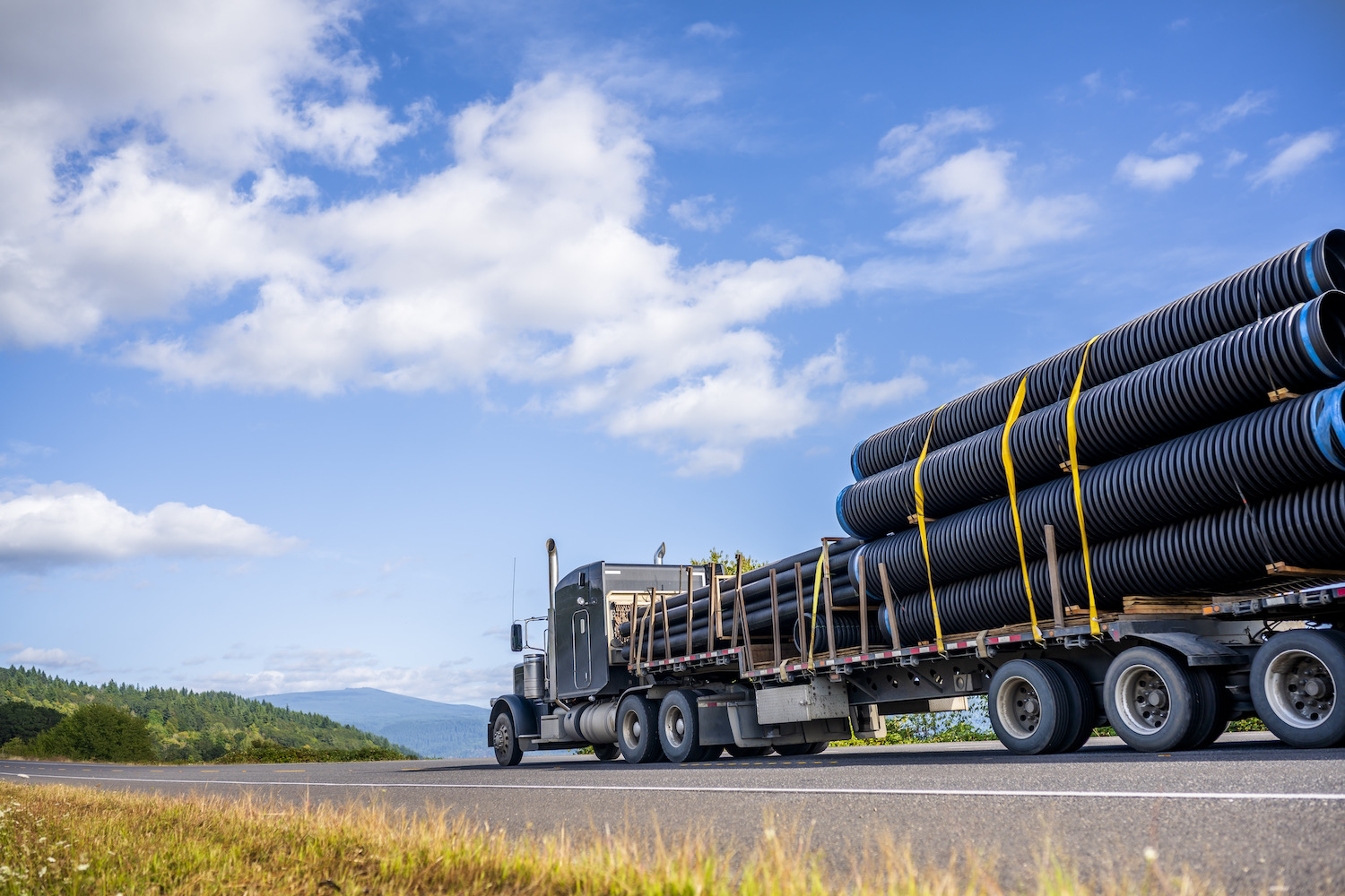 Camión con caja seca transportando productos