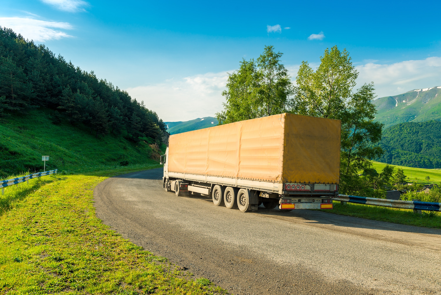 Camión con caja seca transportando productos
