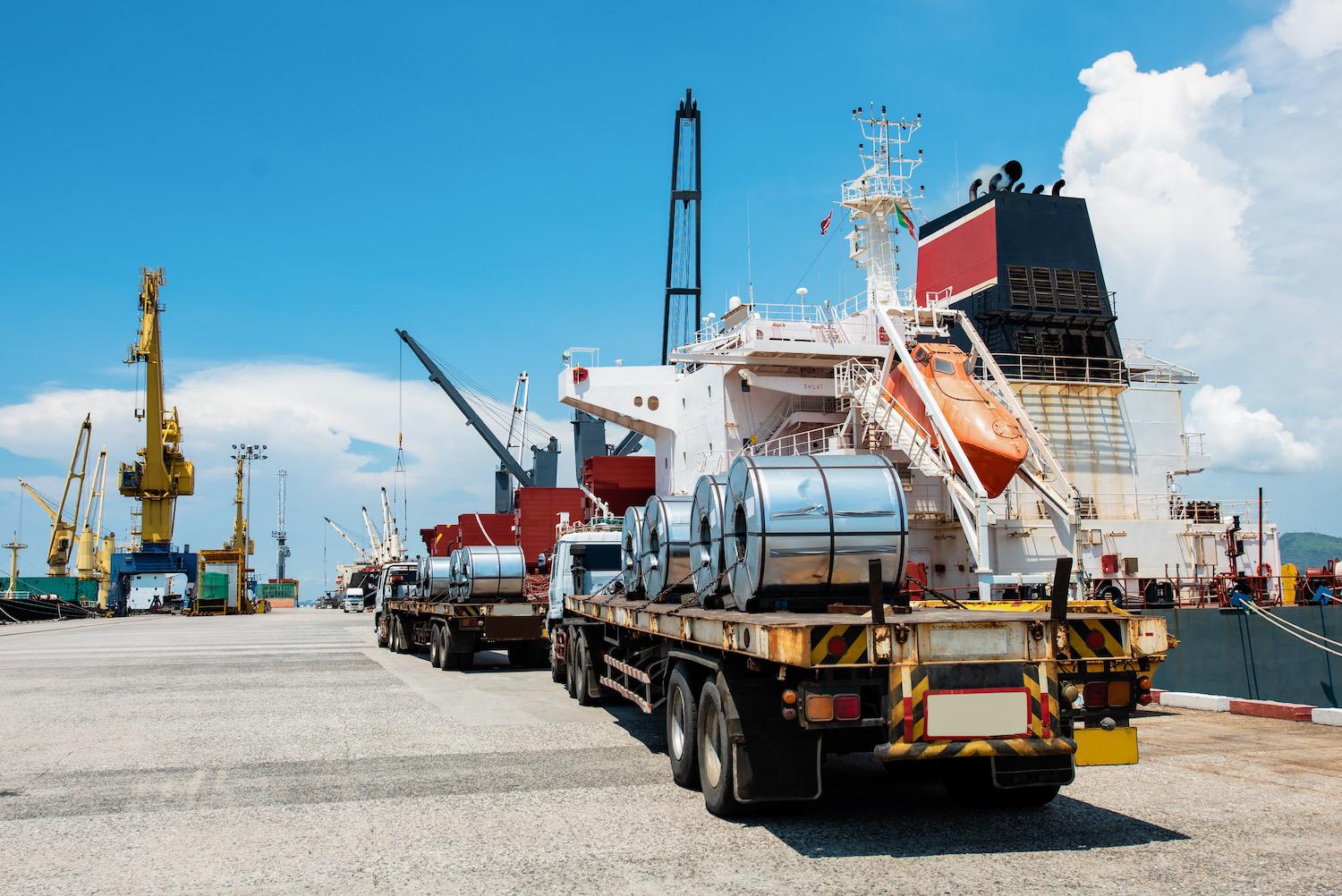 Camión con caja seca transportando productos