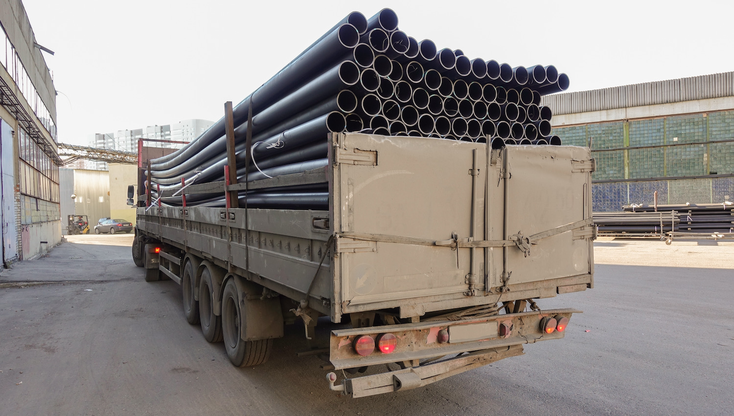 Camión con caja seca transportando productos