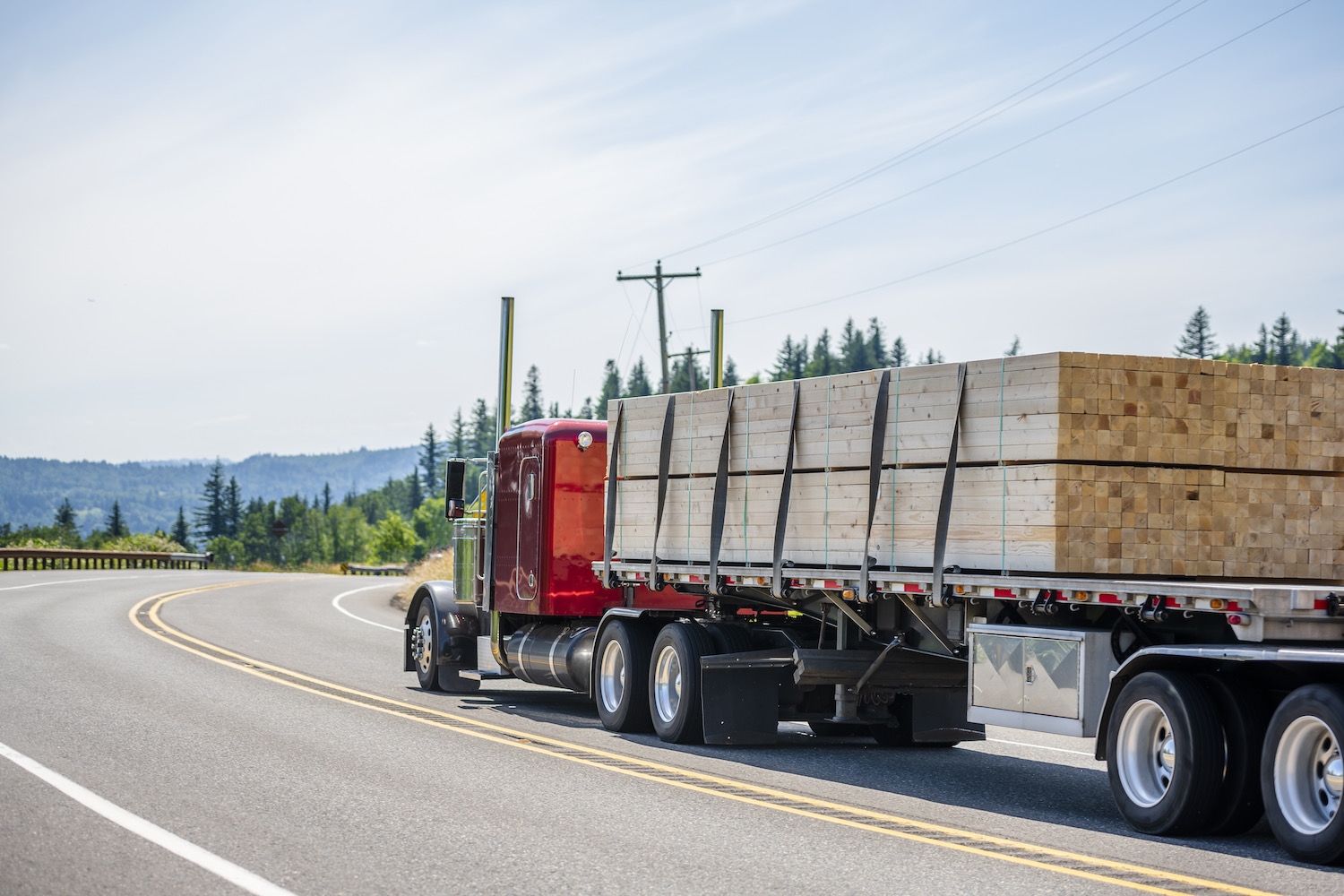 Camión con caja seca transportando productos