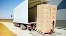 Tractocamión de Tres y Media Toneladas Fox Logistics Transportando Productos por México