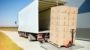 Tractocamión de Tres y Media Toneladas Fox Logistics Transportando Productos por México