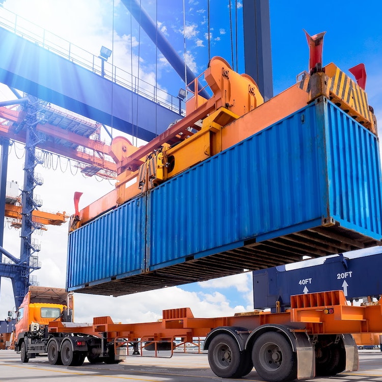 Tractocamión de Fox Logistics Transportando Productos por México