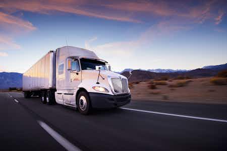 Camión de Fox Logistics con Caja Refrigerada en la Carretera de Estados Unidos