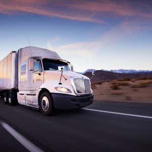 Camión de Fox Logistics con Caja Refrigerada en la Carretera de Estados Unidos