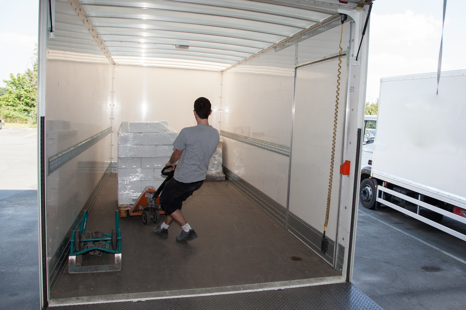 Camión con caja seca transportando productos