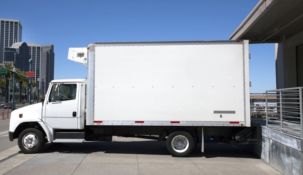Camión con caja seca transportando productos
