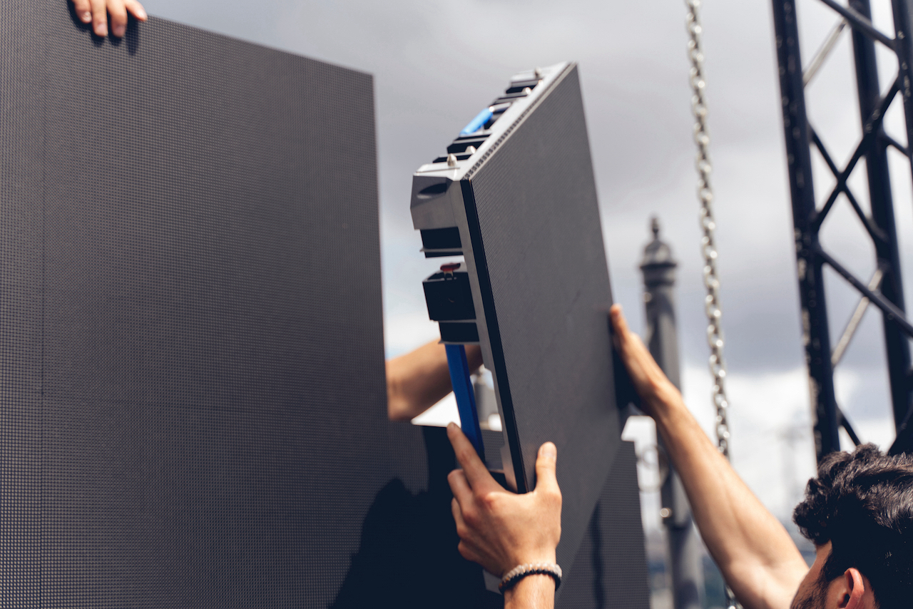 Assembly of giant modular led screen