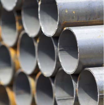 cargamento de diferentes tipos de tuberías de acero en camiones siendo transportadas en México