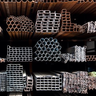 cargamento de diferentes tipos de tuberías de acero en camiones siendo transportadas en México