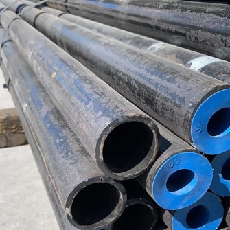 cargamento de diferentes tipos de tuberías de acero en camiones siendo transportadas en México