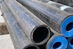 cargamento de diferentes tipos de tuberías de acero en camiones siendo transportadas en México