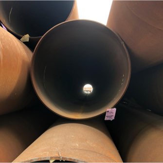 cargamento de diferentes tipos de tuberías de acero en camiones siendo transportadas en México