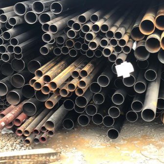 cargamento de diferentes tipos de tuberías de acero en camiones siendo transportadas en México