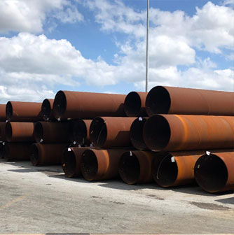 cargamento de diferentes tipos de tuberías de acero en camiones siendo transportadas en México