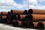 cargamento de diferentes tipos de tuberías de acero en camiones siendo transportadas en México