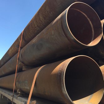 cargamento de diferentes tipos de tuberías de acero en camiones siendo transportadas en México